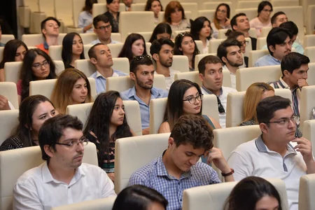 Təhsil Nazirliyində Macarıstan, Çin və Latviyada təhsil almaq üçün seçilmiş tələbələrlə görüş keçirilib