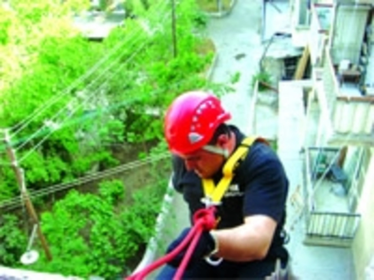 FHN əməkdaşları köməksiz qalan uşağı xilas edib