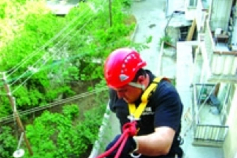 ​FHN əməkdaşları köməksiz qalan uşağı xilas edib