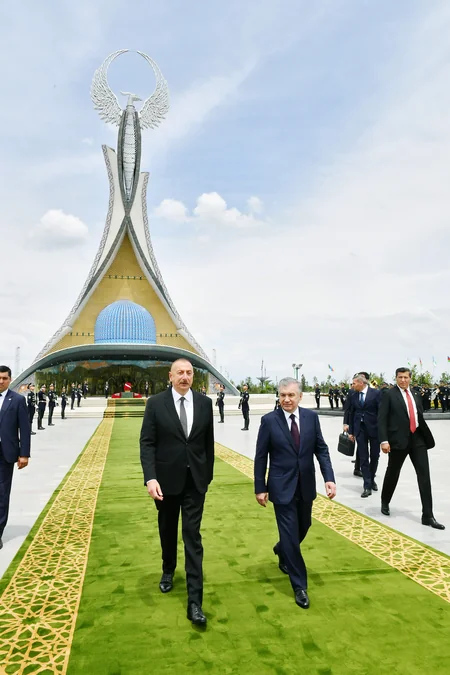 President Ilham Aliyev visits Independence Monument in Tashkent