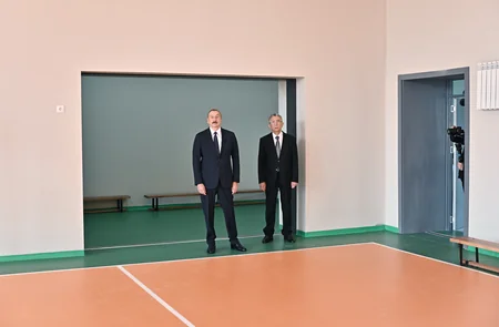 Prezident Bakıda yeni inşa edilən məktəb kompleksində yaradılan şəraitlə tanış olub