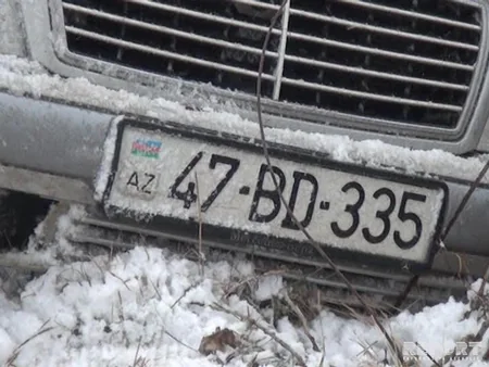 Qarlı hava şəraiti Neftçalada yol qəzasına səbəb olub - FOTO