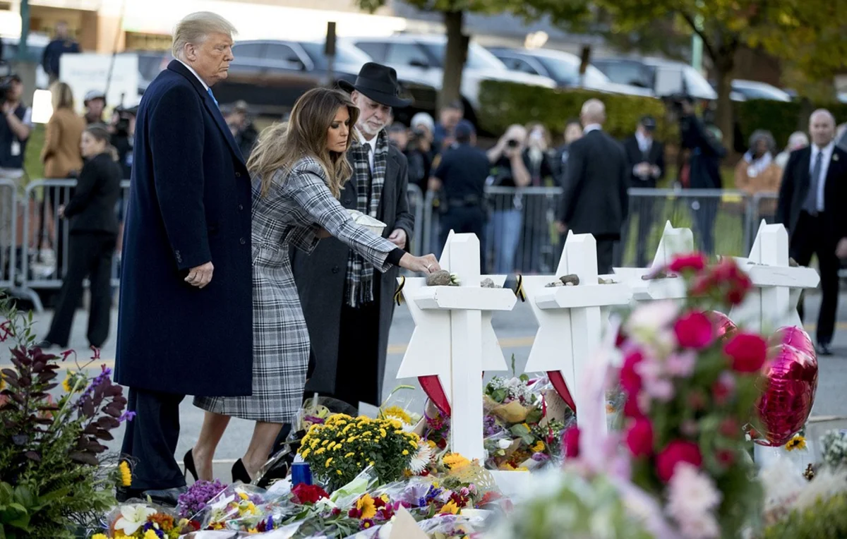 Donald Tramp Pittsburqdakı sinaqoqa baş çəkib