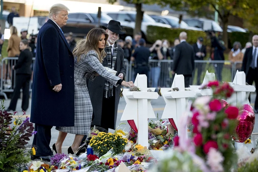 Donald Tramp Pittsburqdakı sinaqoqa baş çəkib