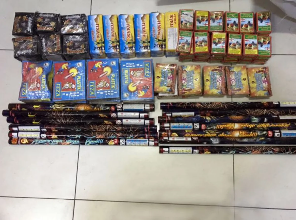 Azərbaycan gömrükçüləri 700 qutu pirotexniki vasitə aşkar edib
