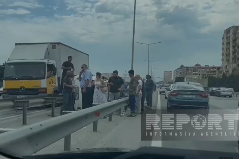 Bakı-Sumqayıt yolunda avtomobil aşıb, tıxac yaranıb - VİDEO