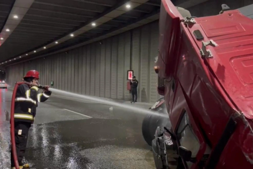 Bakıda yük avtomobili qəza edib, ətrafa dağılan yanacaq partlayış təhlükəsi yaradıb