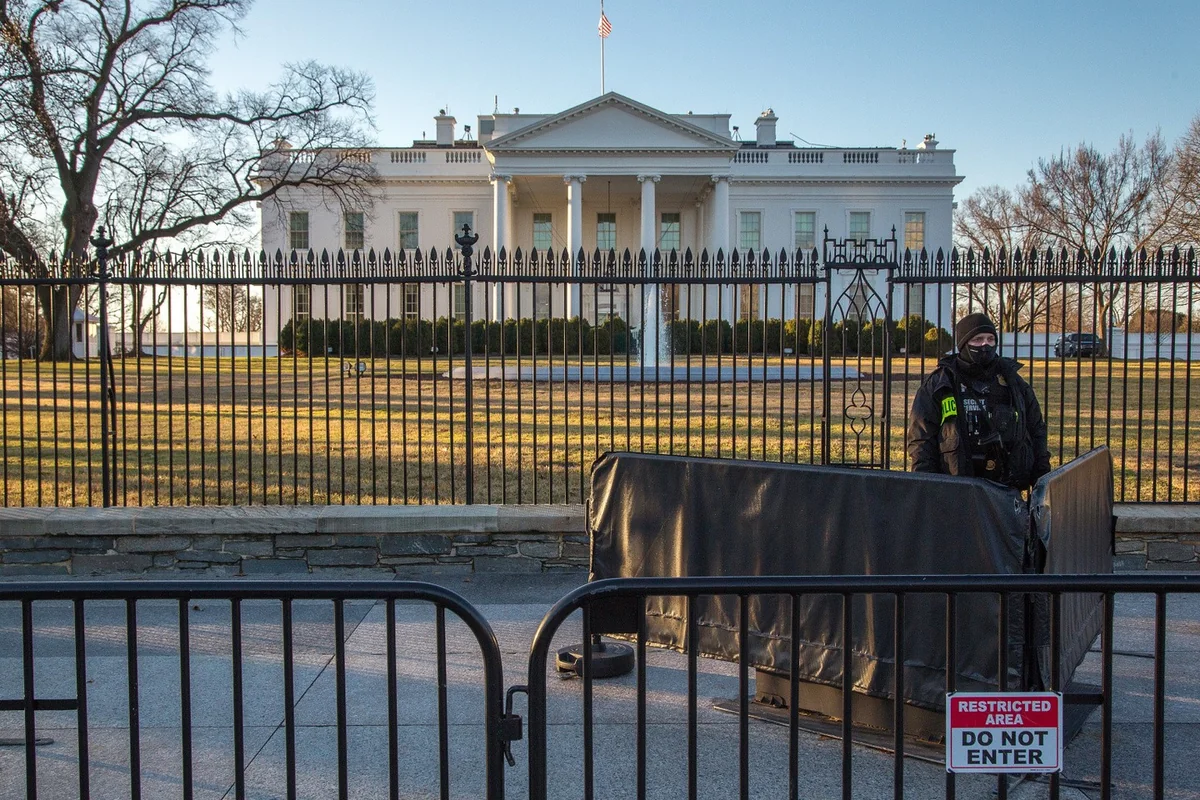 СМИ: Личный помощник Трампа покинет Белый дом