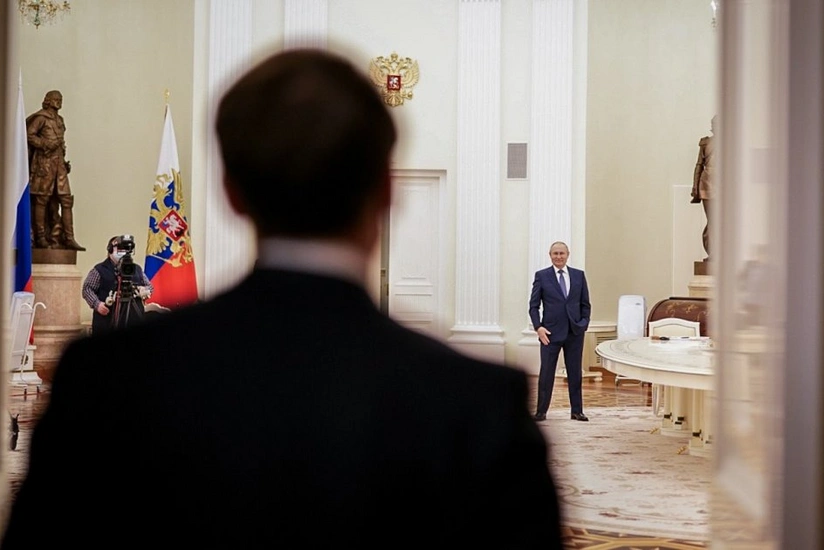 Putin və Makron arasında 5 saat davam edən görüş başa çatıb