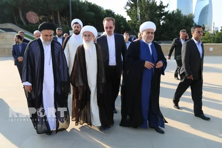 İranın tanınmış din xadimi Şəhidlər Xiyabanını ziyarət edib - FOTO