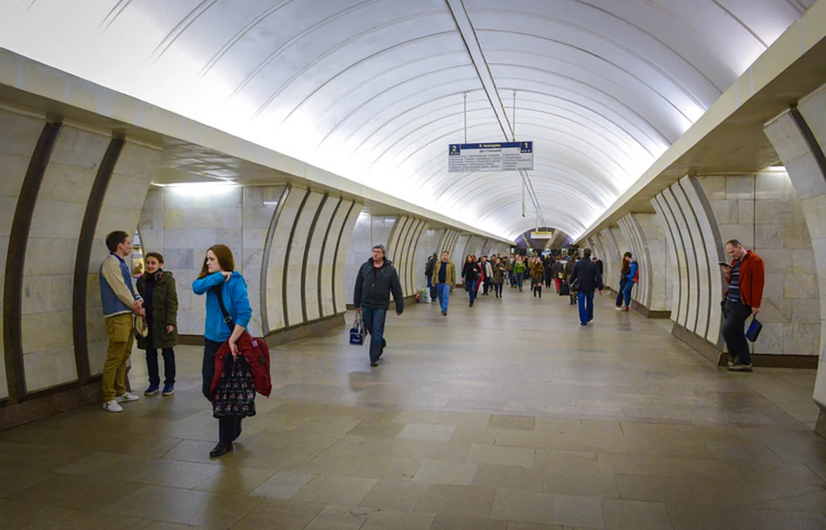 Шесть станций московского метро временно закрыты из-за пожара