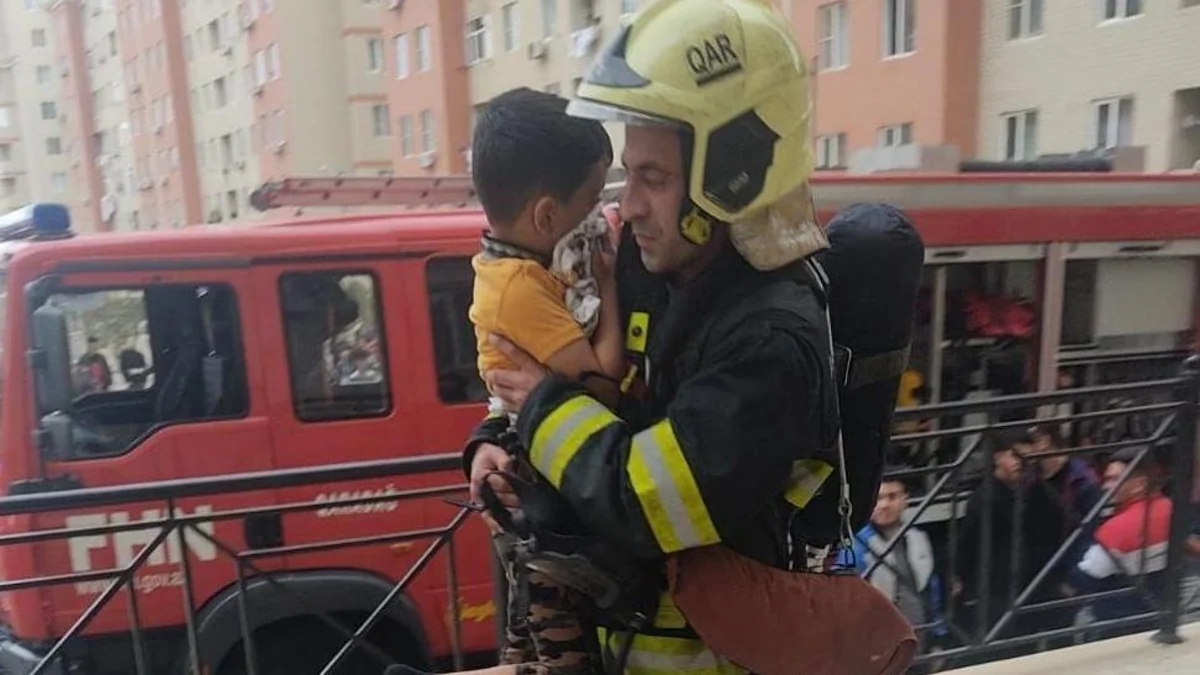 Bakıda çoxmərtəbəli binada yanğın olub, iki nəfər zəhərlənib