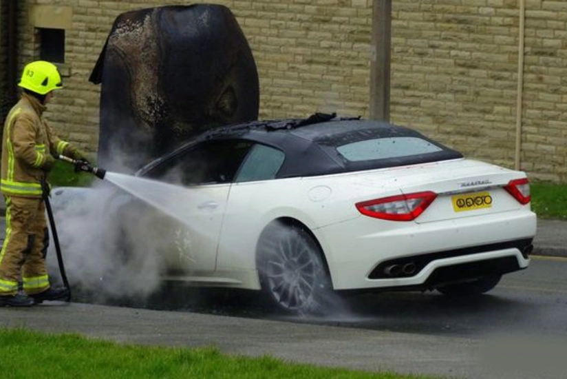 Bakıda lüks avtomobil yandı