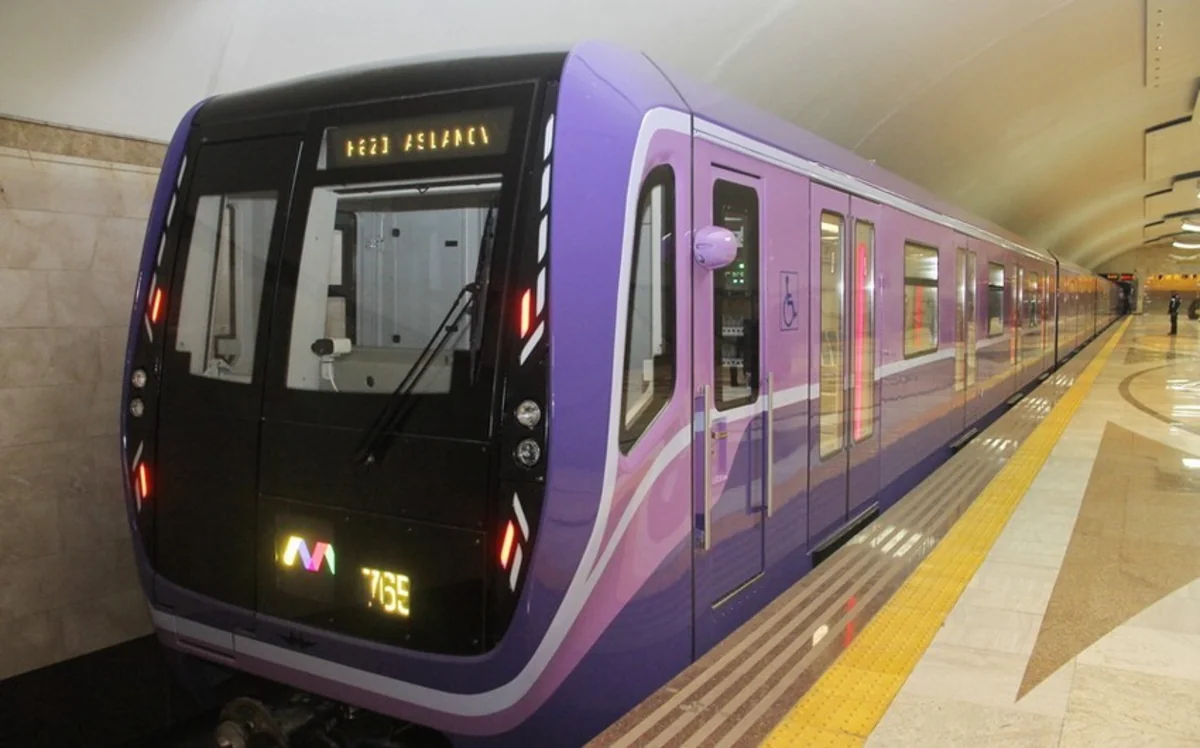 Bakı metrosunda stansiya yoluna düşən kişi xəsarət alıb