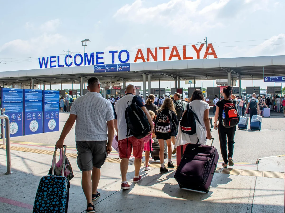 Antalyaya təyyarə ilə gələn turistlərin sayı 7 milyonu keçib