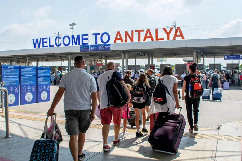 Antalyaya təyyarə ilə gələn turistlərin sayı 7 milyonu keçib