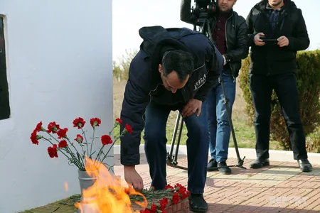 ​Çilov adasında Günəşli yatağındakı özüldə həlak olan və itkin düşən neftçilərin anım mərasimi keçirilib - FOTOREPORTAJ