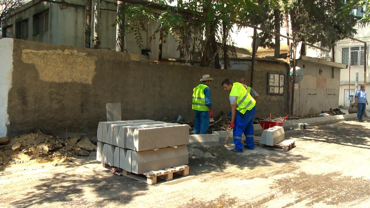 Bakının Zərgərpalan küçəsində təmir işləri aparılır
