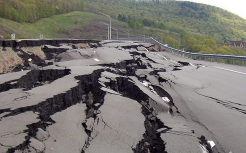 More hundred people missing after a landslide in Indonesia