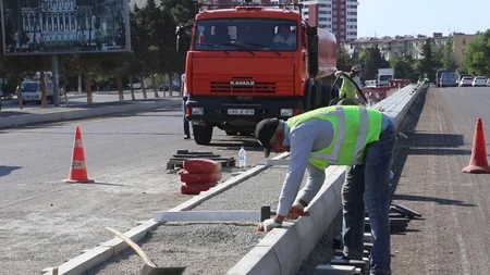 Bakının daha bir prospektində təmir işləri aparılır