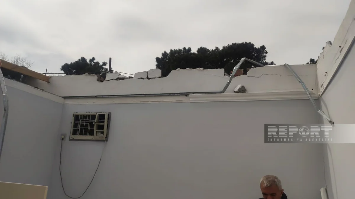 Güclü külək Bakıda evin damını uçurub, xəsarət alanlar var