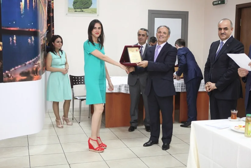 Səlim Müslümov jurnalistləri mükafatlandırıb