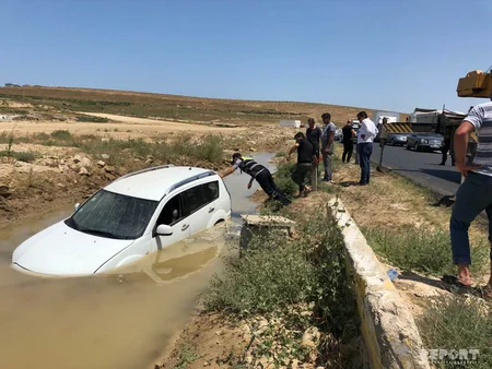 Abşeronda maşın aşaraq gölə düşüb - FOTO