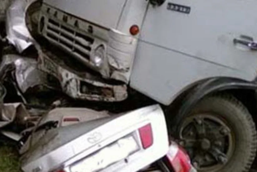 В Гарадаге KamAZ врезался в легковой автомобиль, а затем насмерть сбил стоявшего на обочине дороги пешехода