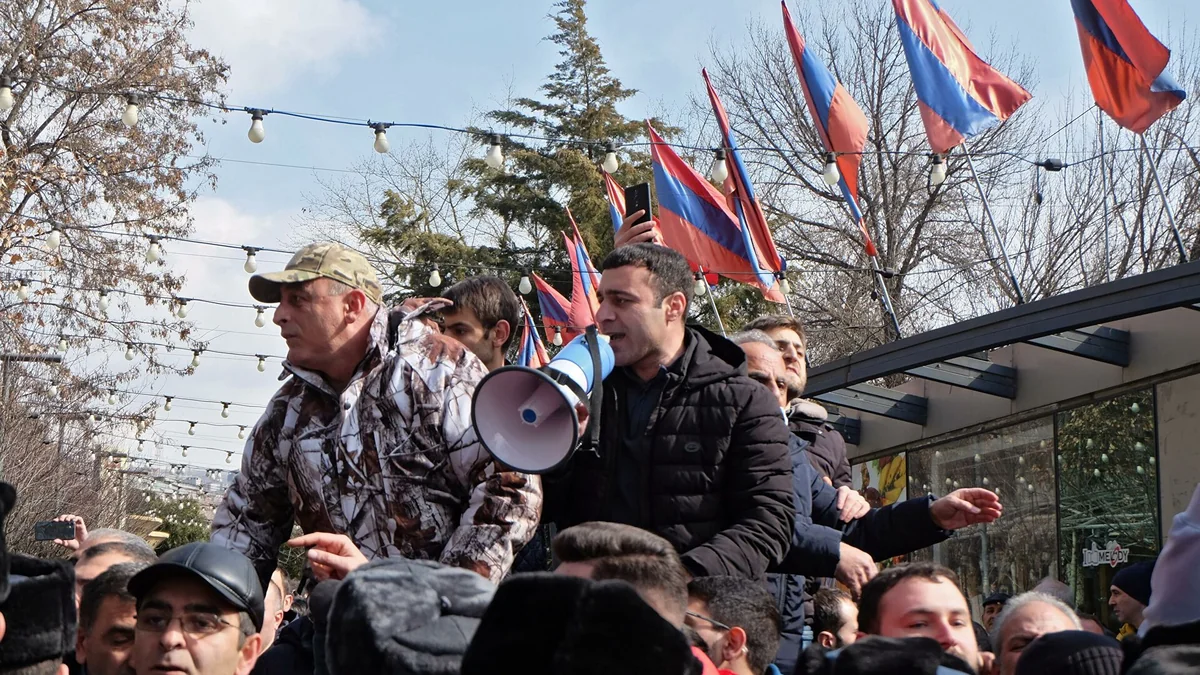 Сторонники оппозиции прибывают в палаточный лагерь в центре Еревана