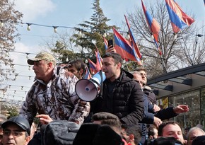 Сторонники оппозиции прибывают в палаточный лагерь в центре Еревана