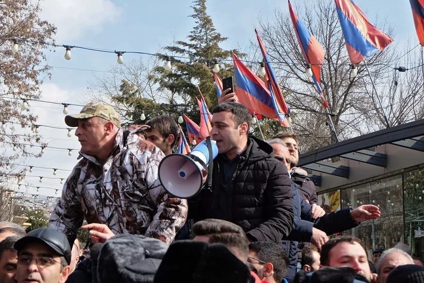 Сторонники оппозиции прибывают в палаточный лагерь в центре Еревана