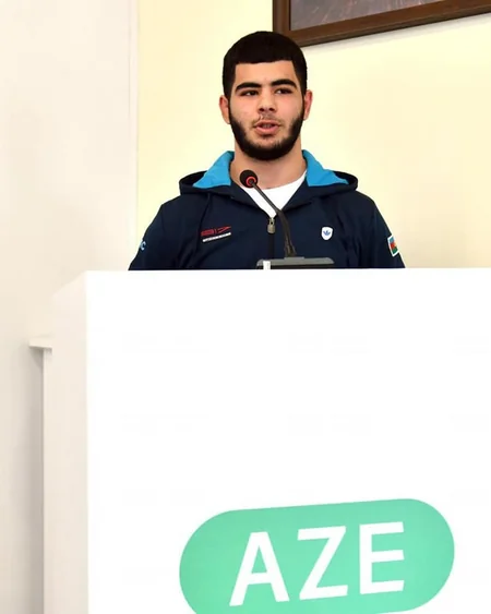 Fərid Qayıbov medal qazanmış idmançılarla görüşüb