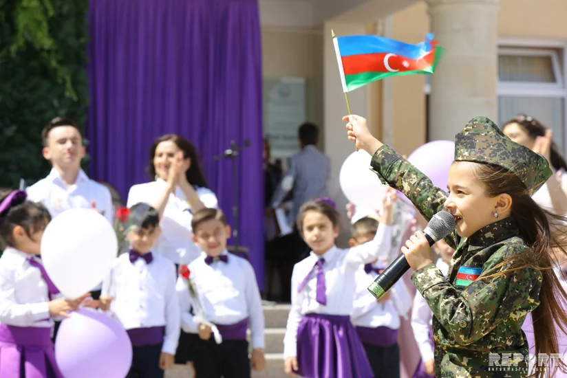 Təhsil naziri məcburi köçkün şagirdlərin Son zəngində  - FOTOREPORTAJ