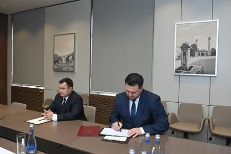 Ceyhun Bayramov Moldovanın yeni səfirinin etimadnaməsinin surətini qəbul edib