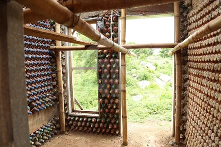 Nigeriyalı memar plastik butılkalardan ev tikib