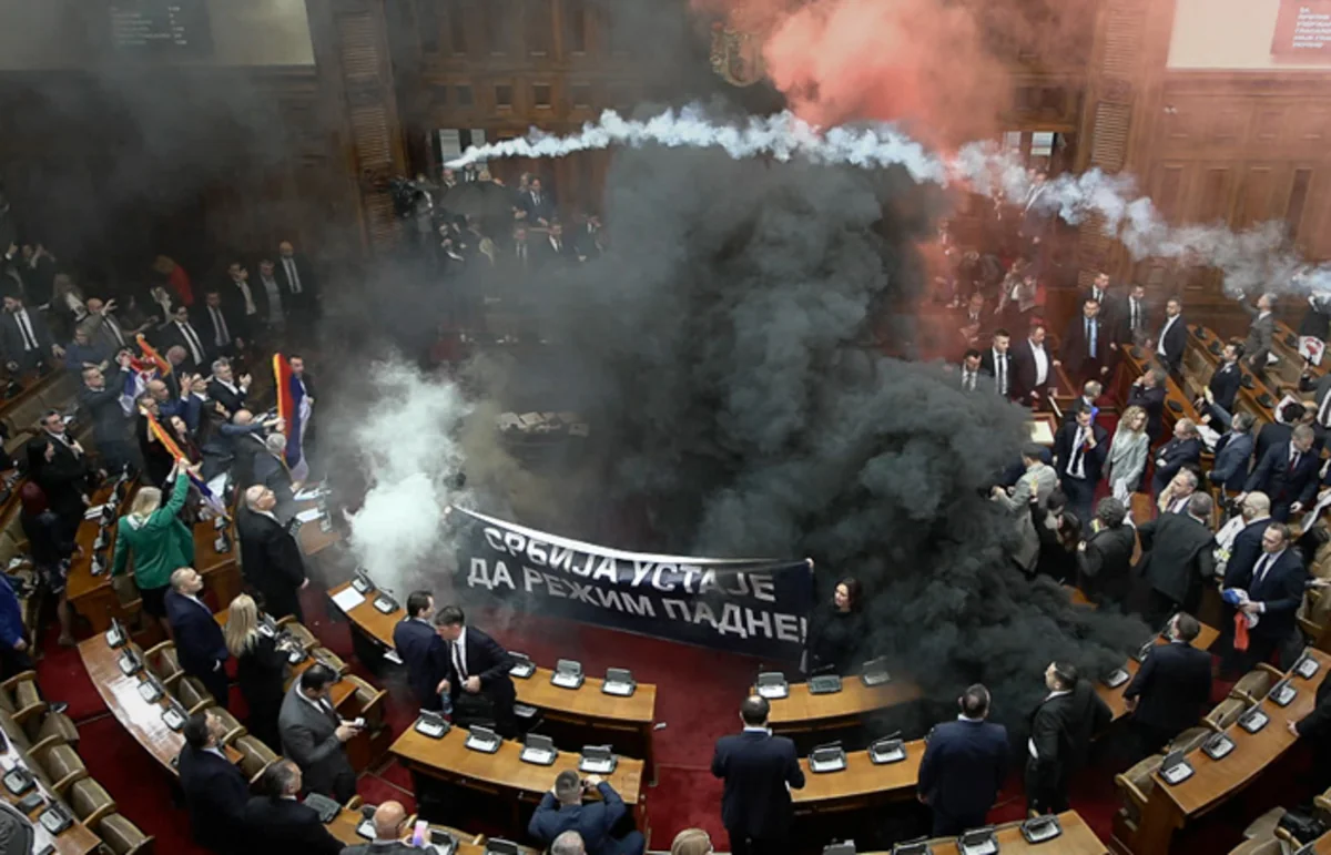 Müxalifət Serbiya parlamentində insident törədib, üç deputat yaralanıb - YENİLƏNİB