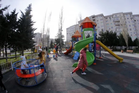Prezident və birinci xanım Yeni Yasamal yaşayış massivindəki istirahət parkında yenidənqurmadan sonra yaradılan şəraitlə tanış olub