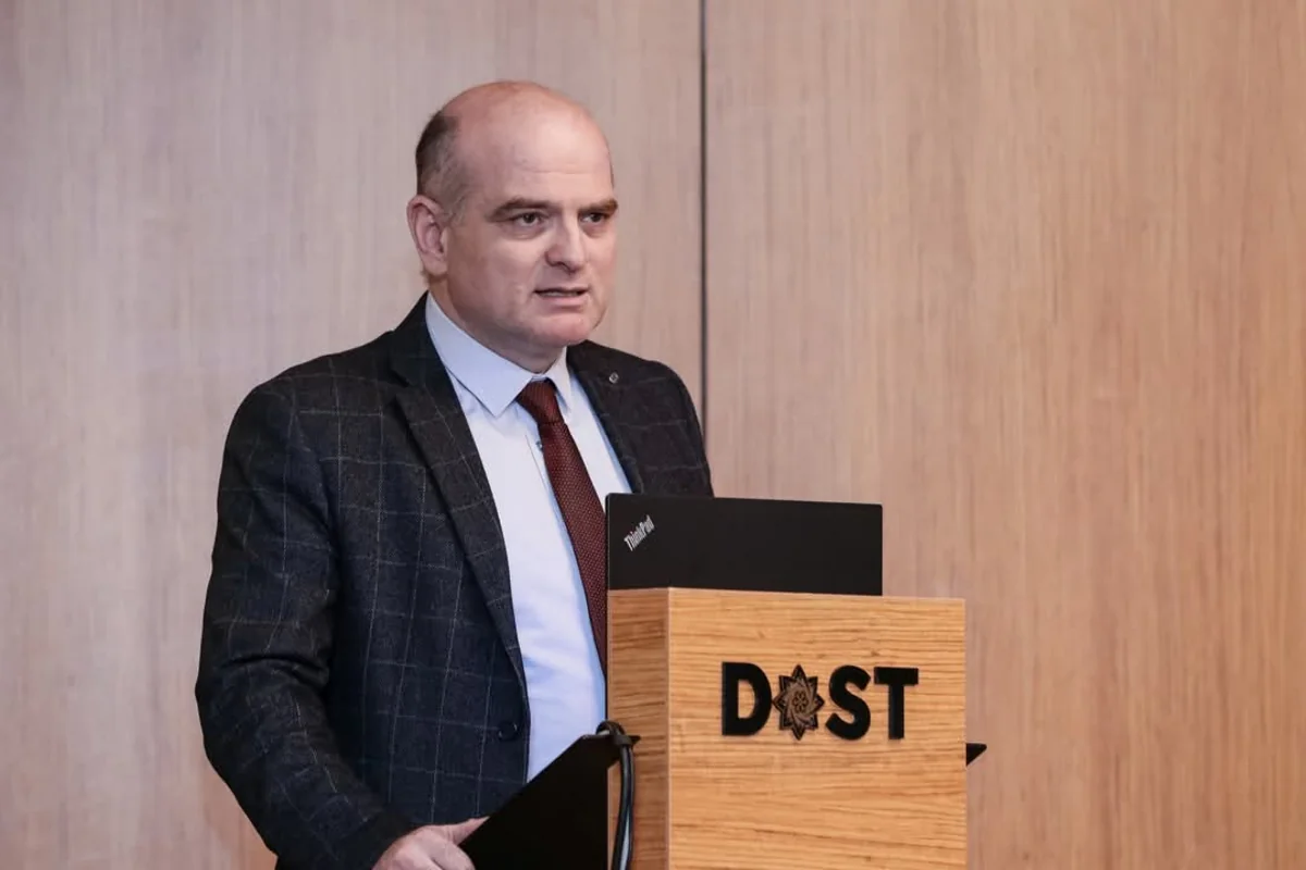 Elşad Məmmədov: “Neftin qiyməti düşsə də, Azərbaycanın valyuta sabitliyi üçün real risk görünmür”