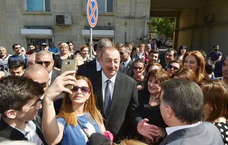 Prezident və birinci xanım “Sovetski”də vətəndaşların problemləri ilə tanış olublar - FOTO