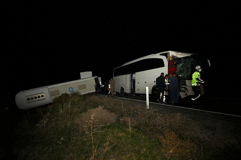 Türkiyədə şagirdləri daşıyan avtobus qəzaya uğrayıb, onlarla xəsarət alan var