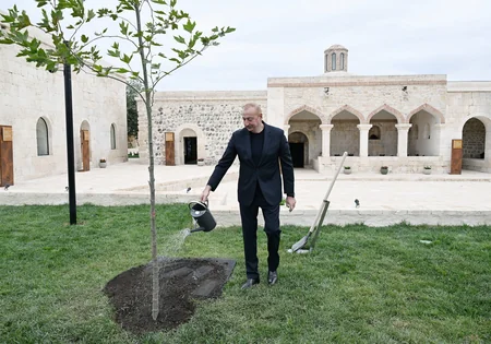 İlham Əliyev Ağdam şəhərində İmarət Kompleksinin bərpadan sonra açılışında iştirak edib - YENİLƏNİB