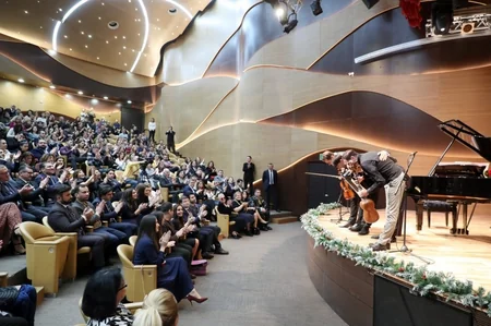 Leyla Əliyeva Dünya Azərbaycanlılarının Həmrəylik Günü və Yeni il münasibətilə keçirilən konsert proqramında iştirak edib - FOTO