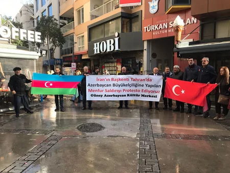 İzmirdə Azərbaycanın İrandakı səfirliyinə edilən hücuma etiraz olaraq aksiya keçirilib