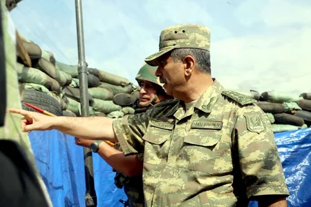 Müdafiə naziri cəbhəboyu zonada yerləşən bölmələrin qışa hazırlığını yoxlayıb - VİDEO