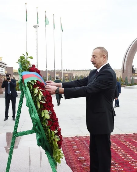 President Ilham Aliyev visits memorial complex People's memory’ in Ashgabat