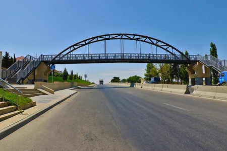 Sulutəpədə yeni yerüstü piyada keçidi inşa olunub