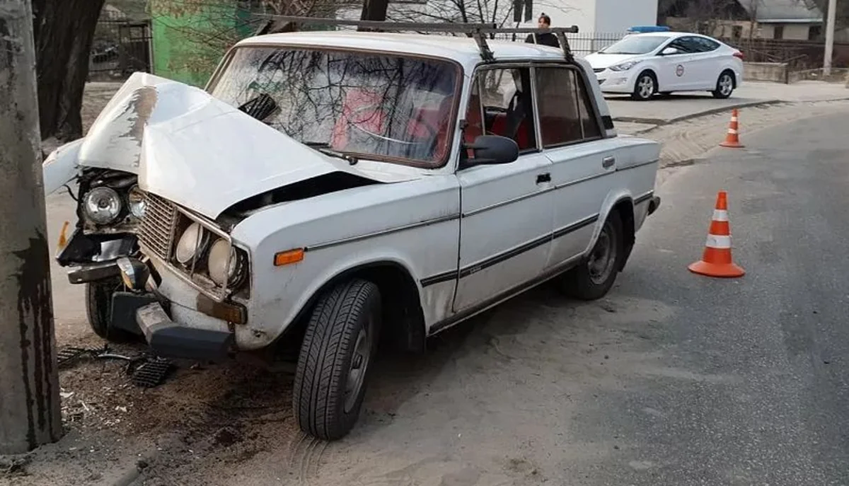 В Уджаре автомобиль врезался в столб, два человека погибли