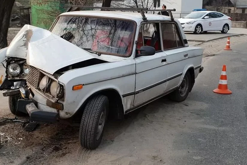 В Уджаре автомобиль врезался в столб, два человека погибли