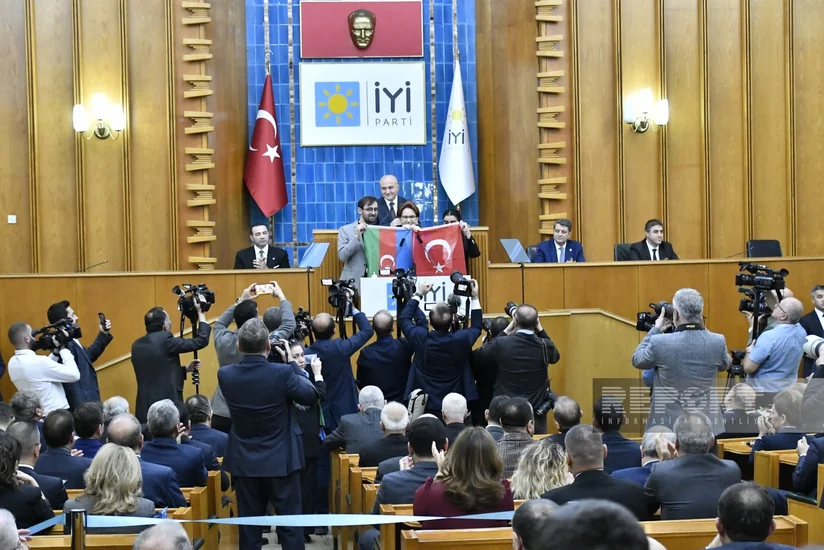 Qarabağ torpağı Türkiyə parlamentində partiya sədrinə təqdim olunub