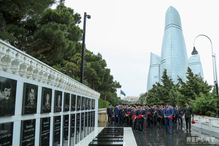 Baş Prokurorluğun kollektivi peşə bayramı münasibətilə Fəxri və Şəhid xiyabanlarını ziyarət edib